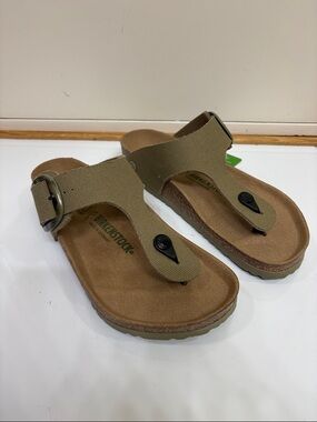 Birkenstock Gizeh Big Buckle Thong Sandals in Olive Green